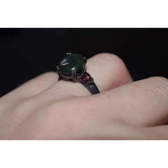 Speckled green Agate with ruby side stones size 6 black sterling silver … - Picture 2 of 7